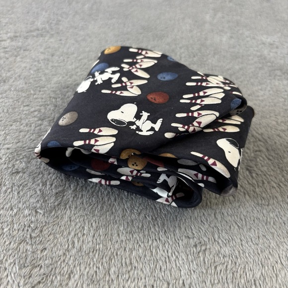 VTG Peanuts Neck Tie Snoopy Bowling 100% Silk United Feature Syndicate USA Made - Picture 7 of 7